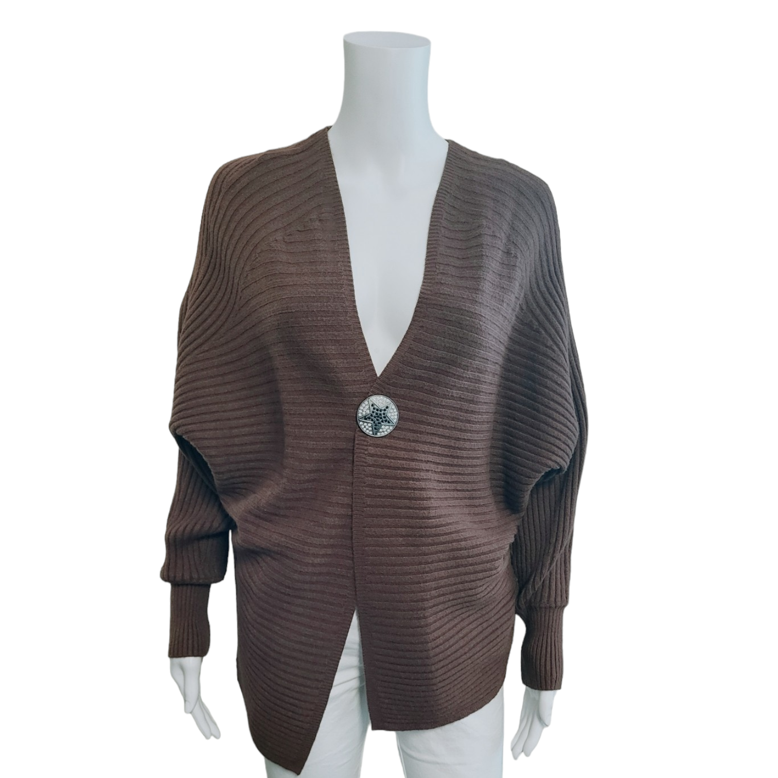 brown ribbed cardigan front view, long sleeves. fastened on a magnetic brooch (not included).